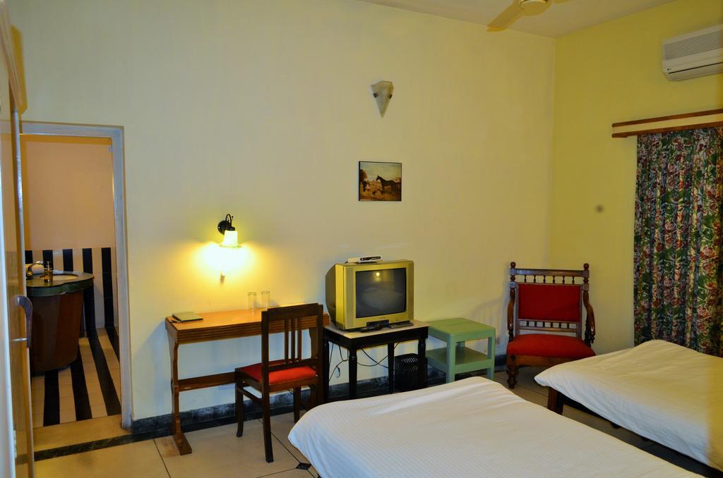Hotel Inn Season Mahāmandir Стая снимка